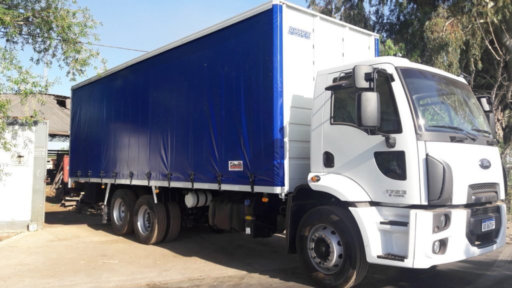 Carrocerías curtain sider — Carrocerias Gurrieri, Mendoza