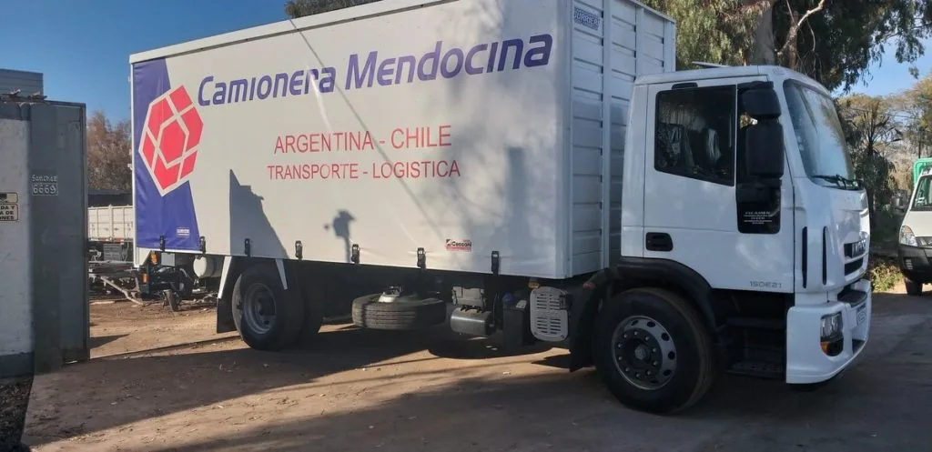 Carrocerías curtain sider — Carrocerias Gurrieri, Mendoza